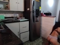 me masturbo mientras la observo hacer la comida y no se aguanta las ganas de mamarme la verga