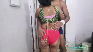 Индийская жена с большой задницей трахнулась с другом своего мужа.