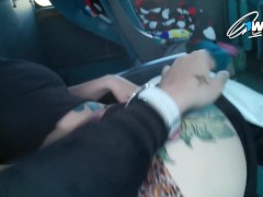 KATTY BLAKE LE DA UNA MAMADA A SU NOVIO DENTRO DEL BUS DE SERVICIO PÚBLICO