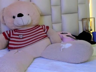 我正在寻找一个想用亲吻吃掉我毛茸茸的阴户并像鸭子饮水器一样离开的女孩