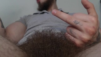 Glatthaariger Mann dominiert