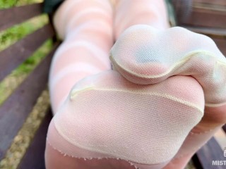 Поклоняйся моим сексуальным подошвам в белых колготках на скамейке на улице