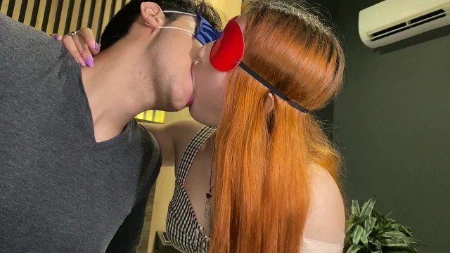 Mi hermanastra enseña a dar besos