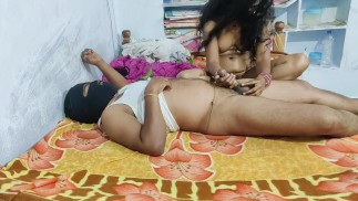 Индийская жена Домашняя езда в стиле наездницы