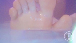 Мыть и щекотать ноги в батубе 👣👙🛁 - Предварительный просмотр