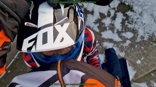 Парень-красавчик в Mx мне в снежном снаряжении FXR