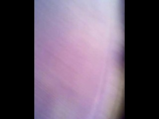 Жена снимает его.