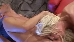 Beautifu lBlonde 妻子放弃了她的身体