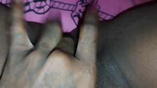 ЛЮБИТЕЛЬСКАЯ МАМА РАЗДВИГАЕТ ЖИРНУЮ КИСКУ ДО ОРГАЗМА