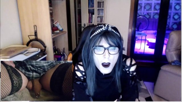 Davine on Cam doing her cunt