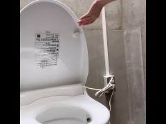 【個人撮影】公衆トイレでおしっこオナしてる変態女…声出しちゃってごめんなさい❤︎ - Screenshot 1 of 16 - Hentai