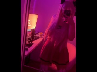 Сексуальная блондинка исполняет милый танец в чулках