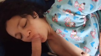 Milf belle-mère est réveillée le matin par la bite de son beau-fils qui veut qu’elle la suce