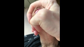 Дрочит необрезанный член во время работы