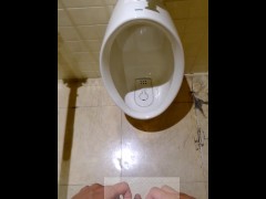 小便器でおしっこ