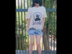 【伪娘】屁股露出半截的骚货在公园里裸行晒太阳（完整版推特私信） - Screenshot 4 of 16 - Crossdresser