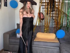 Юная ведьмочка соблазнительно заглатывает волшебную палочку и сливочно сквиртит писечкой - Screenshot 1 of 16 - Anal Plug