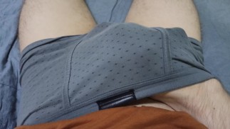 Der Typ bereitet seinen Penis auf Sperma vor