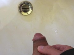 meando en el lavabo