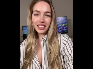 Смотреть! Hot блондинка роняет телефон. Подождите!