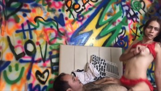 Сосед трахает худенькую девушку, пока она одна дома, она скачет на его члене, пока он не кончит