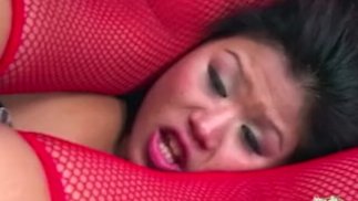 Застигнув брюнетку за пахотой, азиатка начала четверку с двойным проникновением и аналом