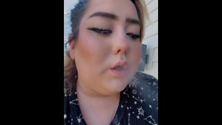 经过一整天的包装后吸烟。