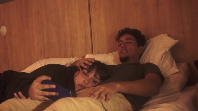 mi hermanastro  viene a ver una pelicula en mi pieza y se saca la verga