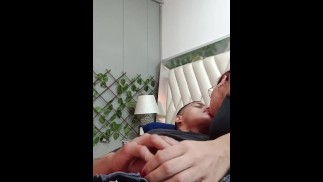 Me hace una rica paja mi hermanastra