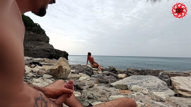 Ragazza italiana si fa sborrare in bocca da un pervertito in spiaggia (eiaculazione precoce)