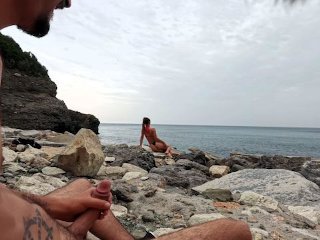 Screen Capture of Video Titled: Ragazza italiana si fa sborrare in bocca da un pervertito in spiaggia (eiaculazione precoce)
