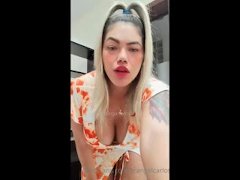 Morena gostosa provocando com suas tetas deliciosas