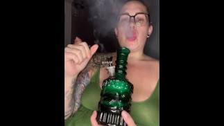 Толстушка-мачеха мамаша принимает бонг рипс курение фетиш