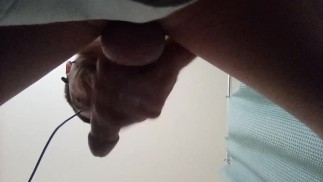 Дрочу, наблюдая, как сквиртуют юные шлюшки