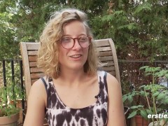 Ersties - Zirkusartistin Manu masturbiert im Zelt