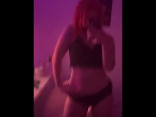 美丽的金发女郎穿着内衣跳舞