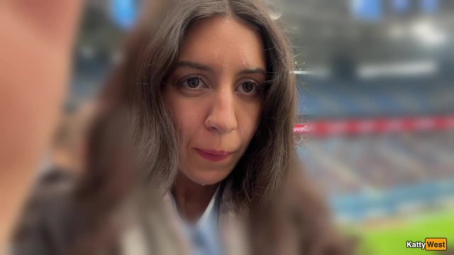 Трахаюсь в туалете во время матча и гуляю со спермой на лице на футбольном стадионе - Cumwalk