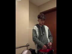 Public CR Masturbation: Nag-Jakol ako sa CR ng SB, dami kong katas na lumabas ugh