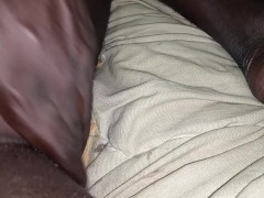Le grand célibataire du Sénègal se masturbe.