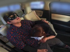 旦那の病院に付き添いで来て駐車場で不倫カーセックス - Screenshot 13 of 16 - Asian