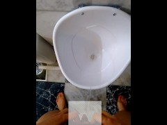 小便器でおしっこ