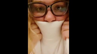 ЗАСТЕНЧИВАЯ БОТАНИСТАЯ СТУДЕНТКА КОЛЛЕДЖА СНИМАЕТ СЕБЯ НА ВИДЕО, ПОКА BBC РАСТЯГИВАЕТ ЕЕ ТУГУЮ КИСКУ И ОЧКО