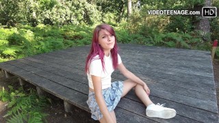 18-летняя симпатичная девушка на улице с юбкой