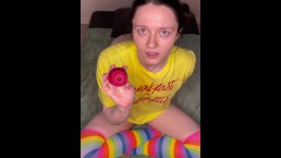 Cute Маленькая сводная сестра учится использовать Rose Toy 🌹 интенсивный оргазм клитора