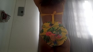 ШКОЛЬНИЦА В КУПАЛЬНИКЕ ГОТОВА НАМОЧИТЬ СВОЮ КИСКУ И ПОДГОТОВИТЬ СВОЮ ВКУСНУЮ КИСКУ К ПЛЯЖУ