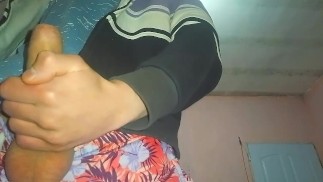 Schöner sexy Junge, der sich selbst beim Masturbieren berührt. heißer Orgasmus