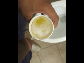 Наполняю чашку, но не даю попробовать ее