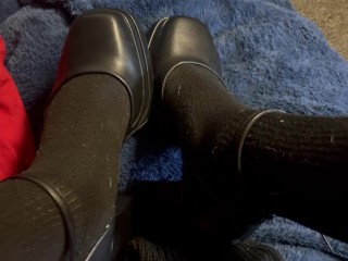 Красотка во всем Black! Женская мастурбация на каблуках и в носках Black