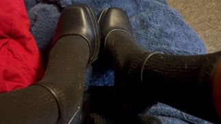 Красотка во всем Black! Женская мастурбация на каблуках и в носках Black