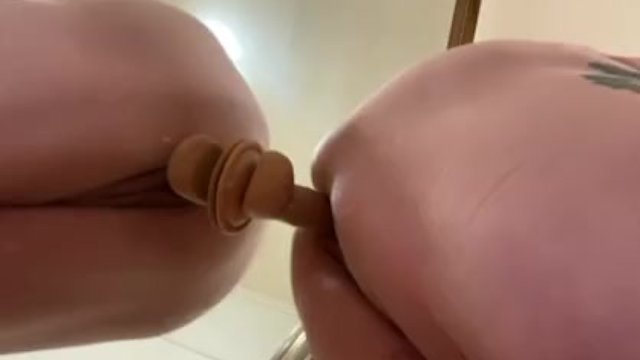 ТРАХАЮ МОЙ БОЛЬШОЙ ФАЛЛОИМИТАТОР НА ЗЕРКАЛЕ